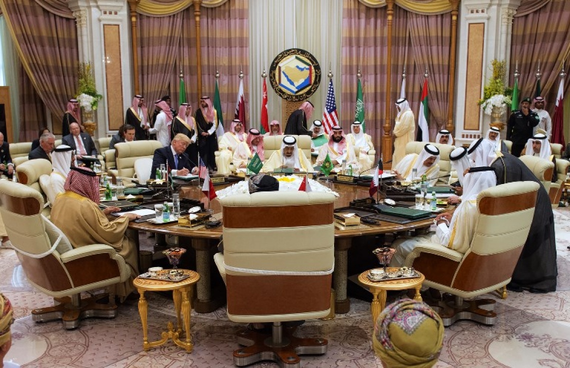 ސައުދީ އަރަބިއާ، ރިޔާޒް: މޭ 22، 2017: ގަލްފް ކޯޕަރޭޝްން ކައުންސިލް ބައްދަލުވުމުގައި އެމެރިކާގެ ރައީސް ޓްރަމްޕް (މ-ވ) އަދި ސައުދީ އަރަބިއާގެ ރަސްގެފާނު ސަލްމާން ބިން އަބްދުލްއަޒީޒް އަލް-ސައުދު (މ) ބައިވެރިވެ ވަޑައިގަންނަވަނީ.-- ފޮޓޯ: އޭއެފްޕީ