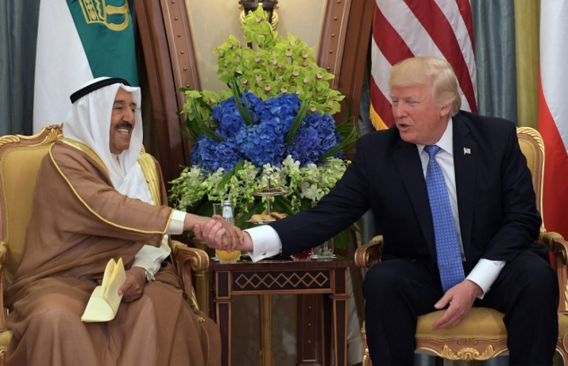 ސައުދީ އަރަބިއާ، ރިޔާޒް: މޭ 22، 2017: އަރަބް އިސްލާމިކް އެމެރިކަން ސަމިޓުގައި އެމެރިކާގެ ރައީސް ޓްރަމްޕް (ކ)، ކުވެއިތުގެ އާމިރް ޝޭހް ސަބާހް އަލް-އަހުމަދް އަލް ޖަބަރް އަލް ސަބާހާއި ބައްދަލު ކުރައްވަނީ.-- ފޮޓޯ: އޭއެފްޕީ