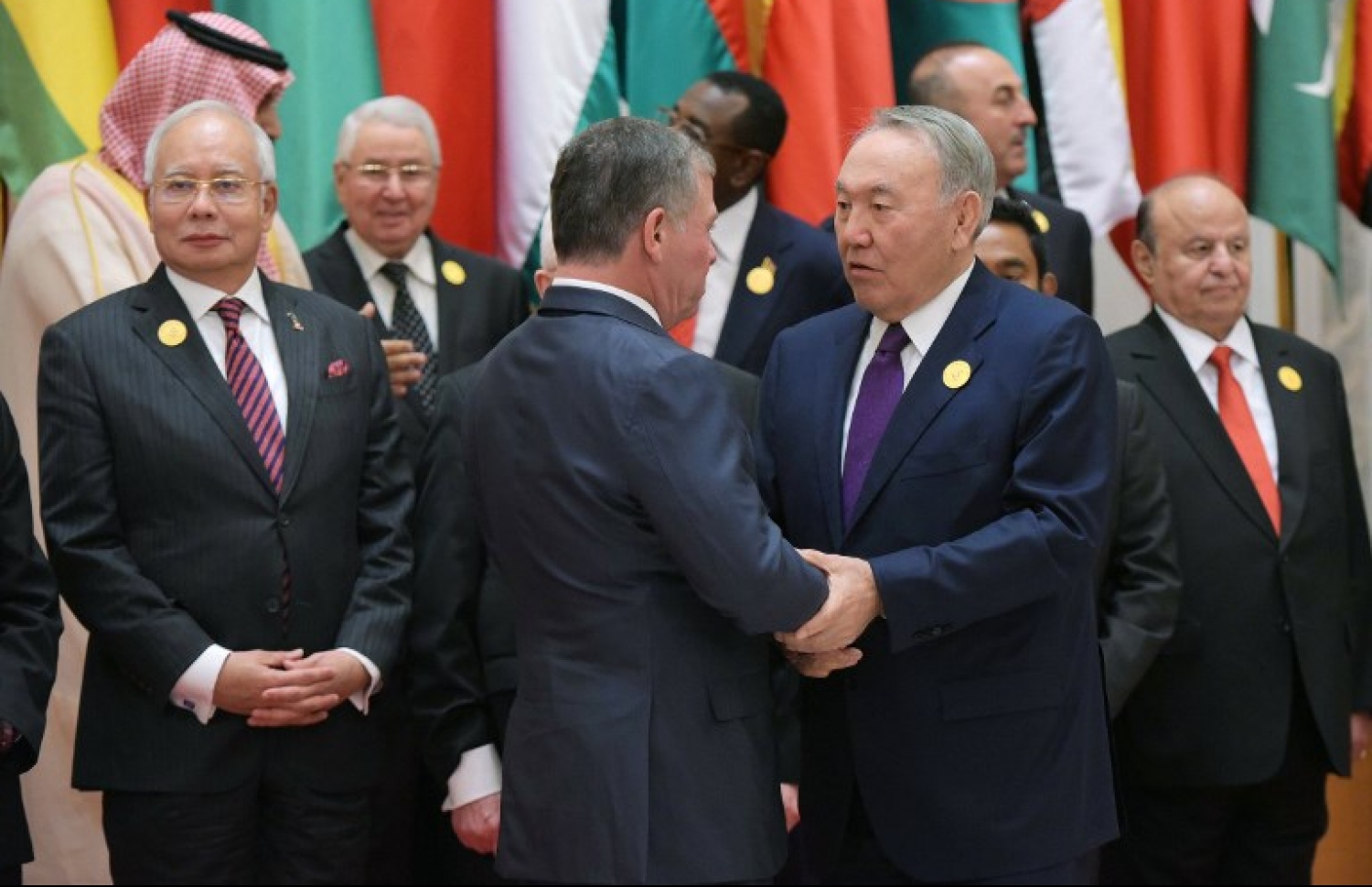 އަރަބް އިސްލާމިކް އެމެރިކަން ސަމިޓުގައި ޖޯޑަންގެ ރަސްގެފާނު އަބްދުﷲ (މ-ވ)، ކަޒަކިސްތާންގެ ރައީސް ނޫރްސުލްތާން ނަޒަރްބައީ އާ ސަލާމް ކުރައްވަނީ: މި ސަމިޓްގައި ބައިވެރިވި ގައުމުތަކުގެ ތެރެއިން ގަތަރާ ގުޅުން ކަނޑާލީ ރާއްޖެ ހިމެނޭ ގޮތަށް އެންމެ ހަތް ގައުމުން.---ފޮޓޯ: އޭއެފްޕީ