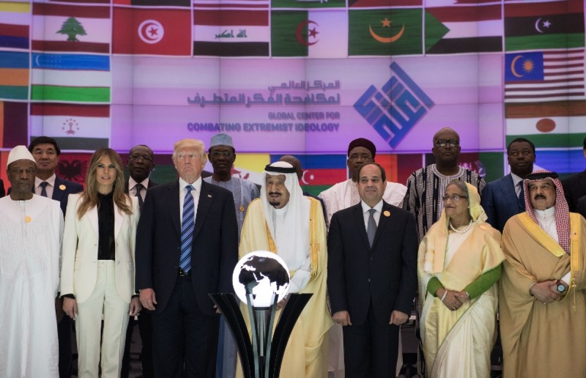 ސައުދީ އަރަބިއާ، ރިޔާޒް: މޭ 22، 2017: އަރަބް އިސްލާމިކް އެމެރިކަން ސަމިޓުގައި އެމެރިކާގެ ރައީސް ޓުރަމްޕް (ވ-3)، އަނބިކަނބަލުން މެލާނީ ޓްރަމްޕް (ވ-2)، ސައުދީ އަރަބިޔާގެ ރަސްގެފާނު ސަލްމާން ބިން އަބްދުލް އަޒީޒު އަލް-ސައުދު (މ) އަދި އިޖިޕްޓުގެ ރައީސް އަބްދުލް ފައްތާހް އަލް-ސީސީ ބައިވެރިވެ ވަޑައިގަންނަވަނީ.-- ފޮޓޯ: އޭއެފްޕީ