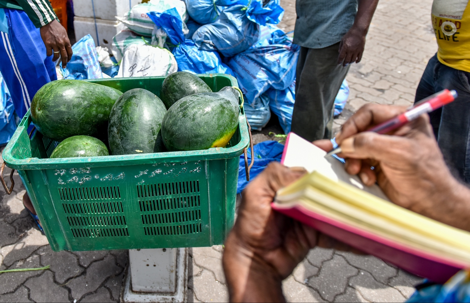 މިދިޔަ އަހަރުގެ ރޯދަ މަހާ ދިމާކޮށް ލޯކަލް މާރުކޭޓުގައި މީހަކު ކަރާ ކިރަނީ. ފޮޓޯ: ނިޝާން އަލީ /މިހާރު
