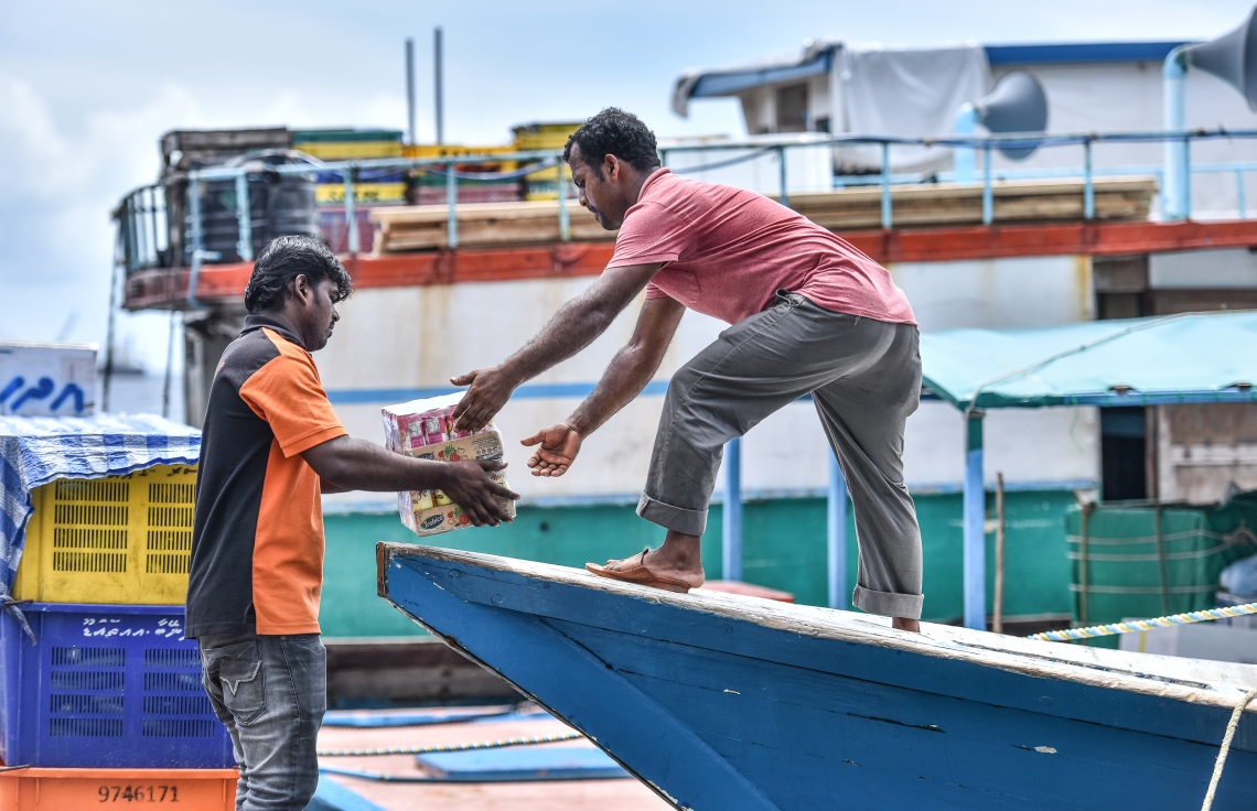 މާލެ: މޭ 22، 2017: ލޯކަލް މާރުކޭޓު ސަރަހައްދުގައި އޮތް ބޯޓަކަށް މުދާ އަރުވަނީ. ފޮޓޯ: ނިޝާން އަލީ /މިހާރު
