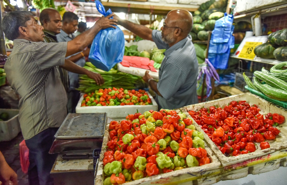 މާލެ: މޭ 22، 2017: ލޯކަލް މާރުކޭޓުގައި މީހަކު ބާޒާރުކުރަނީ: އާއްމުކޮށް ބޭނުންކުރާ ގިނަ ބާވަތްތަކުގެ އަގު ވަނީ އުފުލިފައި. ފޮޓޯ: ނިޝާން އަލީ /މިހާރު