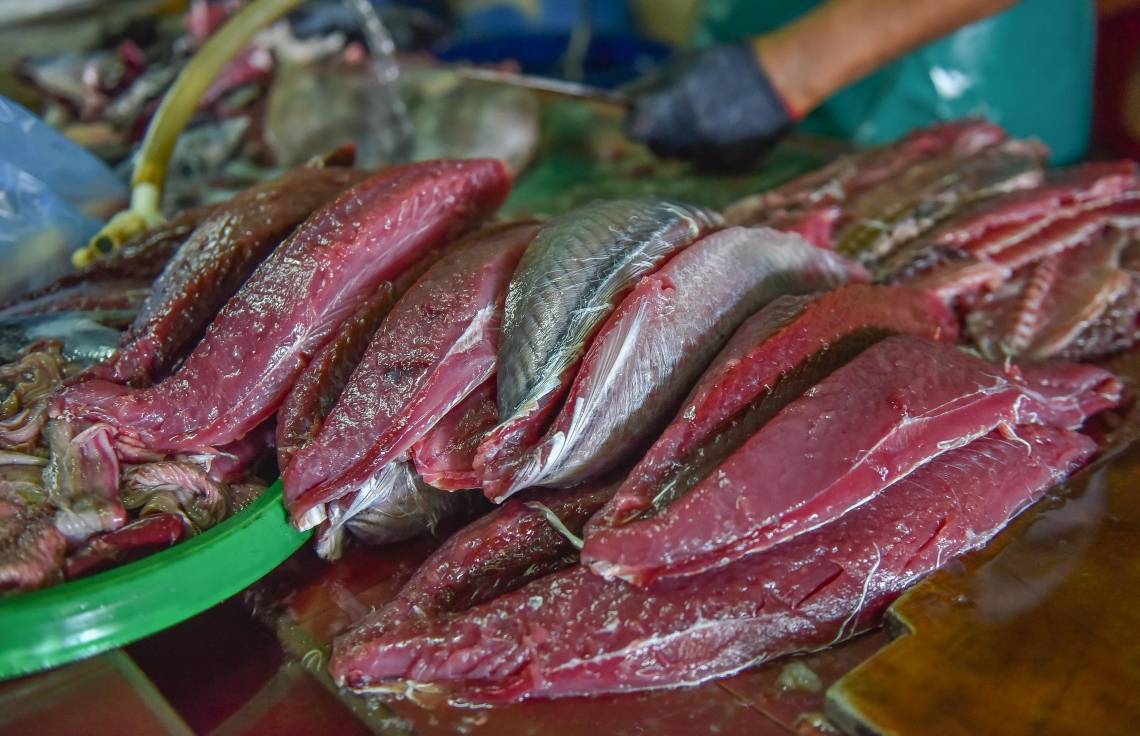 މާލެ: މޭ 22، 2017: މަސް މާރުކޭޓުގައި ވިއްކަން ކަނޑާފަ ބަހައްޓާފައި ހުރި ރޯމަސްތަކެއް.-- ފޮޓޯ: ނިޝާން އަލީ/ މިހާރު