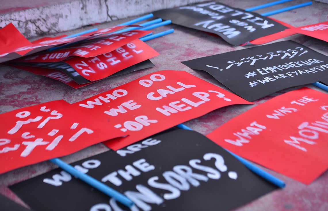 މާލެ: މޭ 23، 2017- މިދިޔަ އޭޕްރީލް 22 ވަނަ ދުވަހުގެ ރޭ އަނިޔާވެރި ގޮތަކަށް މަރާލި ޔާމީން ރަޝީދުގެ މަރަށް އެއް މަސް ފުރުން ފާހަގަކުރުމަށް އޭނާގެ އާއިލާ އާއި ހެޔޮއެދޭ ފަރާތްތަކުން ބޭއްވި ހަރަކާތުގައި ބޭނުންކުރި ބޯޑުތައް: ސ. ފޭދޫ އަށް އުފަން ޔާމީން މަރާލި މައްސަލާގައި މިހާތަނަށް ހަތް މީހަކު ހައްޔަރުކޮށްފައިވީ ނަމަވެސް އެ ތަހުގީގުގެ އެއްވެސް ތަފުސީލެއް މިހާތަނަށް ފުލުހުން ހާމައެއް ނުކުރޭ.---މިހާރު ފޮޓޯ: ހުސެއިން ވަހީދު