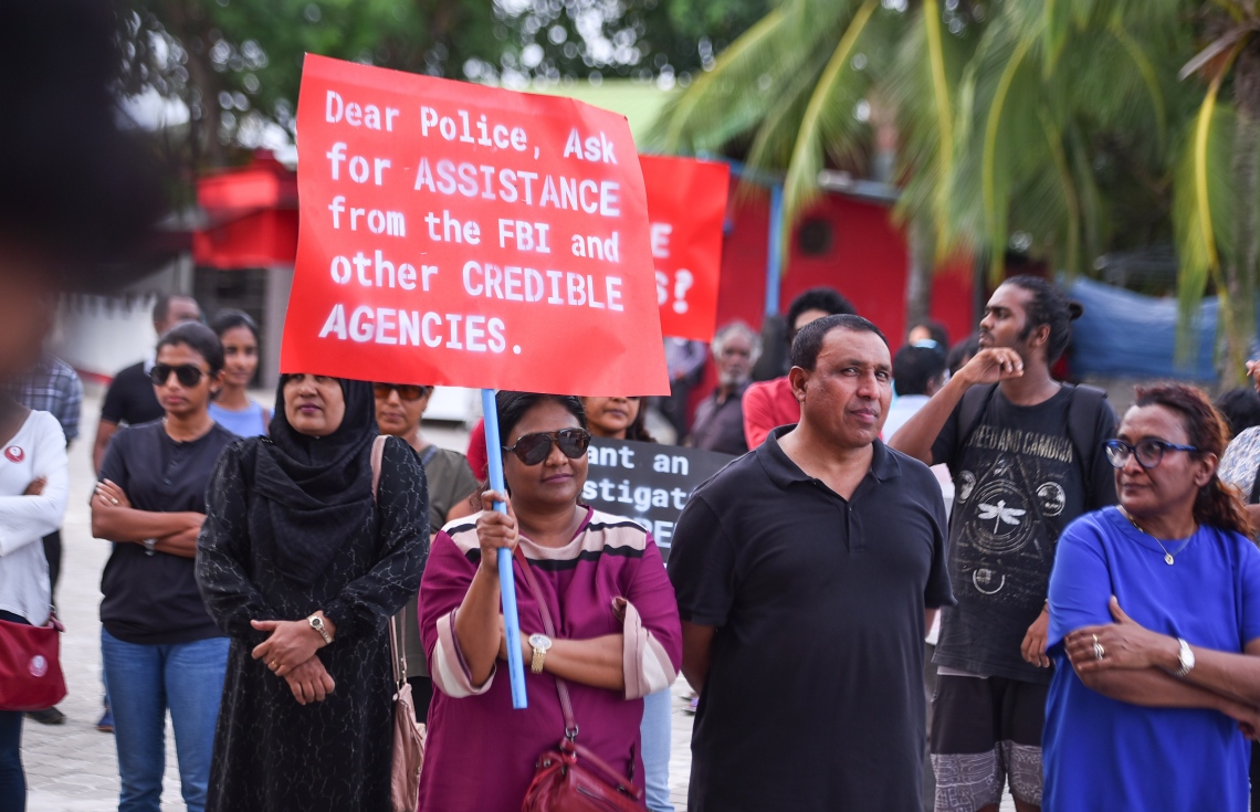 މާލެ: މޭ 23، 2017- މިދިޔަ އޭޕްރީލް 22 ވަނަ ދުވަހުގެ ރޭ އަނިޔާވެރި ގޮތަކަށް މަރާލި ޔާމީން ރަޝީދުގެ މަރަށް އެއް މަސް ފުރުން ފާހަގަކުރުމަށް އޭނާގެ އާއިލާ އާއި ހެޔޮއެދޭ ފަރާތްތަކުން ބޭއްވި އެއްވުން: ސ. ފޭދޫ އަށް އުފަން ޔާމީން މަރާލި މައްސަލާގައި މިހާތަނަށް ހަތް މީހަކު ހައްޔަރުކޮށްފައިވީ ނަމަވެސް އެ ތަހުގީގުގެ އެއްވެސް ތަފުސީލެއް މިހާތަނަށް ފުލުހުން ހާމައެއް ނުކުރޭ.---މިހާރު ފޮޓޯ: ހުސެއިން ވަހީދު