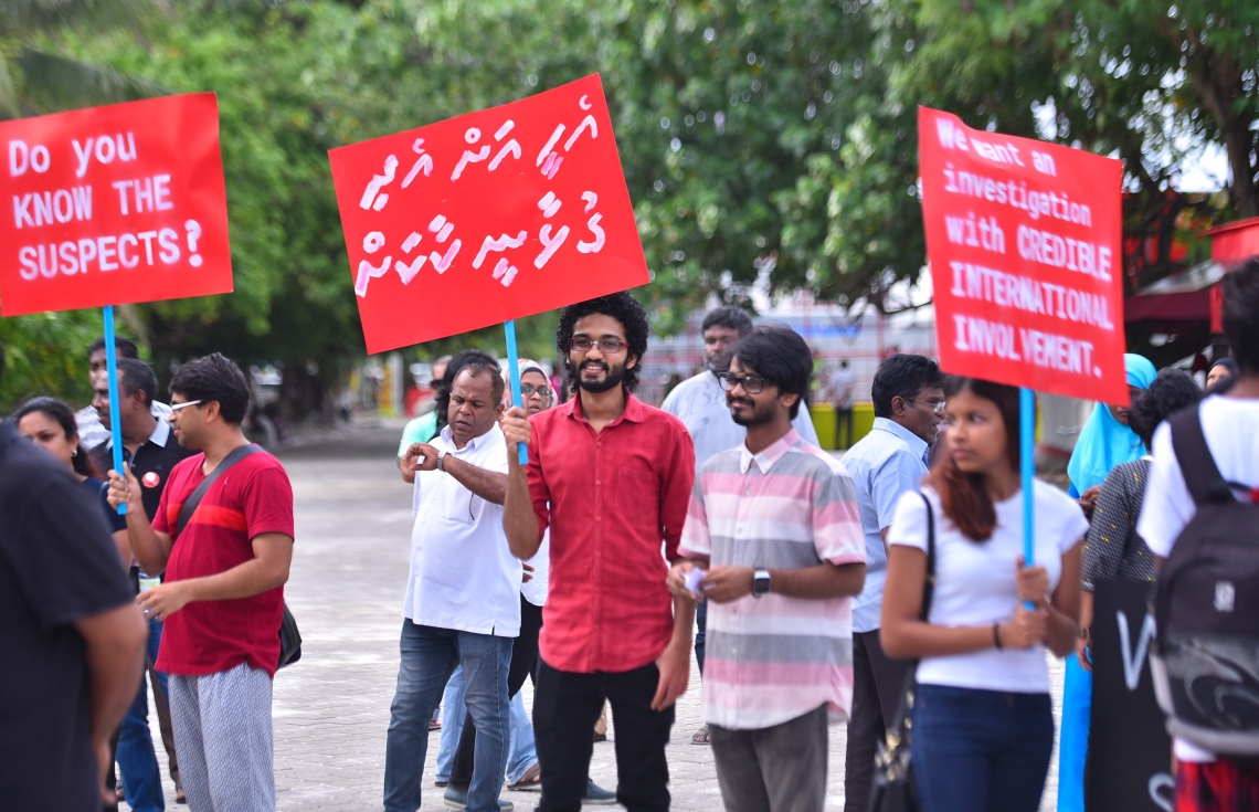 މާލެ: މޭ 23، 2017- މިދިޔަ އޭޕްރީލް 22 ވަނަ ދުވަހުގެ ރޭ އަނިޔާވެރި ގޮތަކަށް މަރާލި ޔާމީން ރަޝީދުގެ މަރަށް އެއް މަސް ފުރުން ފާހަގަކުރުމަށް އޭނާގެ އާއިލާ އާއި ހެޔޮއެދޭ ފަރާތްތަކުން ބޭއްވި އެއްވުން: ސ. ފޭދޫ އަށް އުފަން ޔާމީން މަރާލި މައްސަލާގައި މިހާތަނަށް ހަތް މީހަކު ހައްޔަރުކޮށްފައިވީ ނަމަވެސް އެ ތަހުގީގުގެ އެއްވެސް ތަފުސީލެއް މިހާތަނަށް ފުލުހުން ހާމައެއް ނުކުރޭ.---މިހާރު ފޮޓޯ: ހުސެއިން ވަހީދު