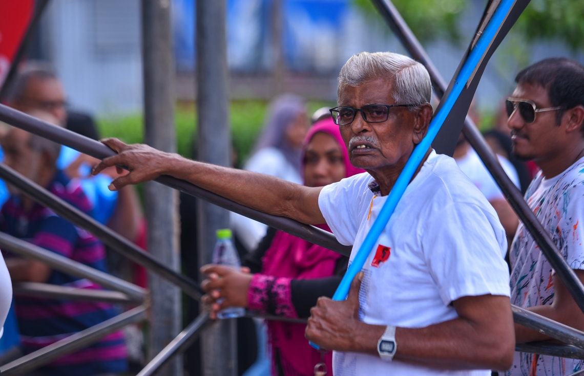 މާލެ: މޭ 23، 2017- މިދިޔަ އޭޕްރީލް 22 ވަނަ ދުވަހުގެ ރޭ އަނިޔާވެރި ގޮތަކަށް މަރާލި ޔާމީން ރަޝީދުގެ މަރަށް އެއް މަސް ފުރުން ފާހަގަކުރުމަށް އޭނާގެ އާއިލާ އާއި ހެޔޮއެދޭ ފަރާތްތަކުން ބޭއްވި އެއްވުން: ސ. ފޭދޫ އަށް އުފަން ޔާމީން މަރާލި މައްސަލާގައި މިހާތަނަށް ހަތް މީހަކު ހައްޔަރުކޮށްފައިވީ ނަމަވެސް އެ ތަހުގީގުގެ އެއްވެސް ތަފުސީލެއް މިހާތަނަށް ފުލުހުން ހާމައެއް ނުކުރޭ.---މިހާރު ފޮޓޯ: ހުސެއިން ވަހީދު