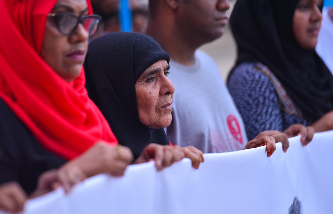 މާލެ: މޭ 23، 2017- މިދިޔަ އޭޕްރީލް 22 ވަނަ ދުވަހުގެ ރޭ އަނިޔާވެރި ގޮތަކަށް މަރާލި ޔާމީން ރަޝީދުގެ މަރަށް އެއް މަސް ފުރުން ފާހަގަކުރުމަށް އޭނާގެ އާއިލާ އާއި ހެޔޮއެދޭ ފަރާތްތަކުން ބޭއްވި އެއްވުމުގައި ޔާމީންގެ މަންމަ (ވ) އަދި ގެއްލިފައިވާ ނޫސްވެރިޔާ ރިލްވާންގެ މަންމަ މަޑުކޮށްލައިގެން: ސ. ފޭދޫ އަށް އުފަން ޔާމީން މަރާލާފައިވާއިރު އޭނާގެ އެންމެ ގާތް އެކުވެރިޔާ ރިލްވާން ގެއްލިފައިވާތާ ދެ އަހަރަށް ވުރެ ގިނަ ދުވަސް ވަނީ ވެފައި. ރިލްވާންގެ ވަގަށް ނެގި ބައެއް މިއަދާ ހަމައަށް ވެސް ހޯދިފައެއް ނެތް.---މިހާރު ފޮޓޯ: ހުސެއިން ވަހީދު