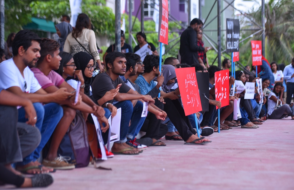 މާލެ: މޭ 23، 2017- މިދިޔަ އޭޕްރީލް 22 ވަނަ ދުވަހުގެ ރޭ އަނިޔާވެރި ގޮތަކަށް މަރާލި ޔާމީން ރަޝީދުގެ މަރަށް އެއް މަސް ފުރުން ފާހަގަކުރުމަށް އޭނާގެ އާއިލާ އާއި ހެޔޮއެދޭ ފަރާތްތަކުން ބޭއްވި އެއްވުން: ސ. ފޭދޫ އަށް އުފަން ޔާމީން މަރާލި މައްސަލާގައި މިހާތަނަށް ހަތް މީހަކު ހައްޔަރުކޮށްފައިވީ ނަމަވެސް އެ ތަހުގީގުގެ އެއްވެސް ތަފުސީލެއް މިހާތަނަށް ފުލުހުން ހާމައެއް ނުކުރޭ.---މިހާރު ފޮޓޯ: ހުސެއިން ވަހީދު