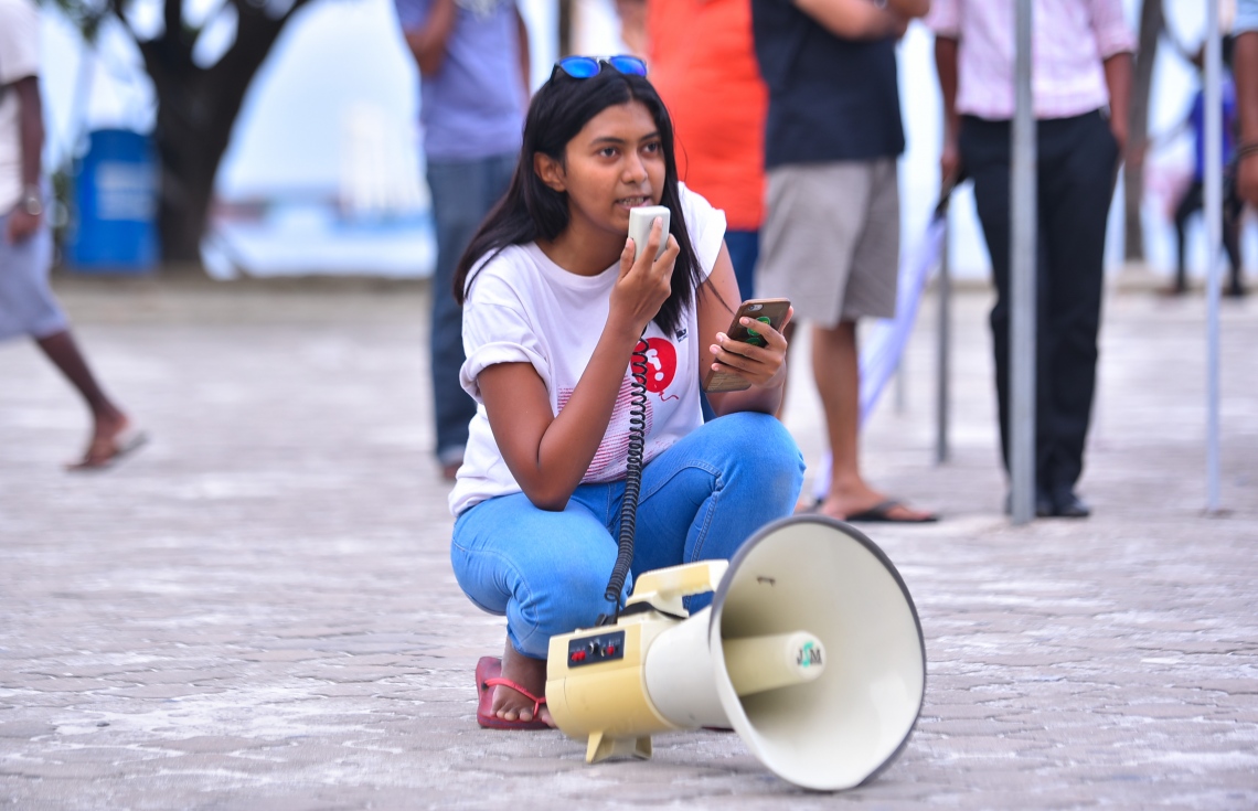 މާލެ: މޭ 23، 2017- މިދިޔަ އޭޕްރީލް 22 ވަނަ ދުވަހުގެ ރޭ އަނިޔާވެރި ގޮތަކަށް މަރާލި ޔާމީން ރަޝީދުގެ މަރަށް އެއް މަސް ފުރުން ފާހަގަކުރުމަށް އޭނާގެ އާއިލާ އާއި ހެޔޮއެދޭ ފަރާތްތަކުން ބޭއްވި އެއްވުމުގައި އަންހެނަކު ވާހަކަ ދައްކަނީ: ސ. ފޭދޫ އަށް އުފަން ޔާމީން މަރާލި މައްސަލާގައި މިހާތަނަށް ހަތް މީހަކު ހައްޔަރުކޮށްފައިވީ ނަމަވެސް އެ ތަހުގީގުގެ އެއްވެސް ތަފުސީލެއް މިހާތަނަށް ފުލުހުން ހާމައެއް ނުކުރޭ.---މިހާރު ފޮޓޯ: ހުސެއިން ވަހީދު