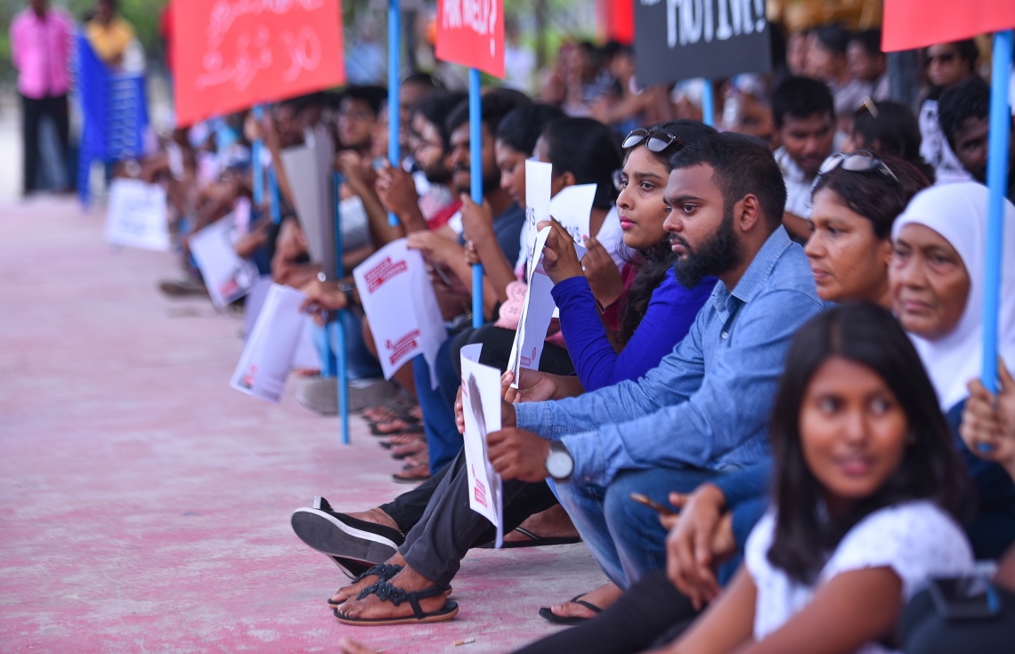 މާލެ: މޭ 23، 2017- މިދިޔަ އޭޕްރީލް 22 ވަނަ ދުވަހުގެ ރޭ އަނިޔާވެރި ގޮތަކަށް މަރާލި ޔާމީން ރަޝީދުގެ މަރަށް އެއް މަސް ފުރުން ފާހަގަކުރުމަށް އޭނާގެ އާއިލާ އާއި ހެޔޮއެދޭ ފަރާތްތަކުން ބޭއްވި އެއްވުން: ސ. ފޭދޫ އަށް އުފަން ޔާމީން މަރާލި މައްސަލާގައި މިހާތަނަށް ހަތް މީހަކު ހައްޔަރުކޮށްފައިވީ ނަމަވެސް އެ ތަހުގީގުގެ އެއްވެސް ތަފުސީލެއް މިހާތަނަށް ފުލުހުން ހާމައެއް ނުކުރޭ.---މިހާރު ފޮޓޯ: ހުސެއިން ވަހީދު