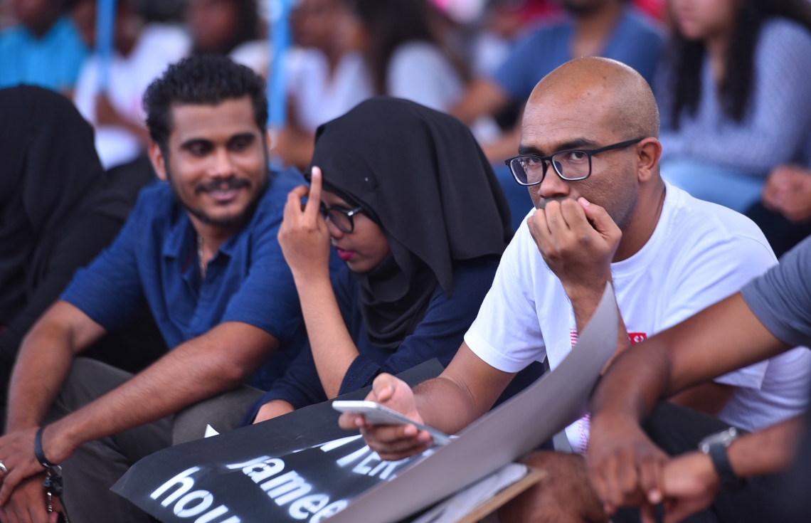 މާލެ: މޭ 23، 2017- މިދިޔަ އޭޕްރީލް 22 ވަނަ ދުވަހުގެ ރޭ އަނިޔާވެރި ގޮތަކަށް މަރާލި ޔާމީން ރަޝީދުގެ މަރަށް އެއް މަސް ފުރުން ފާހަގަކުރުމަށް އޭނާގެ އާއިލާ އާއި ހެޔޮއެދޭ ފަރާތްތަކުން ބޭއްވި އެއްވުން: ސ. ފޭދޫ އަށް އުފަން ޔާމީން މަރާލި މައްސަލާގައި މިހާތަނަށް ހަތް މީހަކު ހައްޔަރުކޮށްފައިވީ ނަމަވެސް އެ ތަހުގީގުގެ އެއްވެސް ތަފުސީލެއް މިހާތަނަށް ފުލުހުން ހާމައެއް ނުކުރޭ.---މިހާރު ފޮޓޯ: ހުސެއިން ވަހީދު