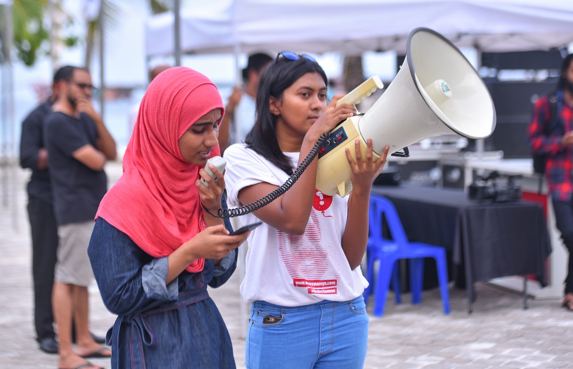 މާލެ: މޭ 23، 2017- މިދިޔަ އޭޕްރީލް 22 ވަނަ ދުވަހުގެ ރޭ އަނިޔާވެރި ގޮތަކަށް މަރާލި ޔާމީން ރަޝީދުގެ މަރަށް އެއް މަސް ފުރުން ފާހަގަކުރުމަށް އޭނާގެ އާއިލާ އާއި ހެޔޮއެދޭ ފަރާތްތަކުން ބޭއްވި އެއްވުމުގައި ވާހަކަ ދައްކަނީ: ސ. ފޭދޫ އަށް އުފަން ޔާމީން މަރާލި މައްސަލާގައި މިހާތަނަށް ހަތް މީހަކު ހައްޔަރުކޮށްފައިވީ ނަމަވެސް އެ ތަހުގީގުގެ އެއްވެސް ތަފުސީލެއް މިހާތަނަށް ފުލުހުން ހާމައެއް ނުކުރޭ.---މިހާރު ފޮޓޯ: ހުސެއިން ވަހީދު