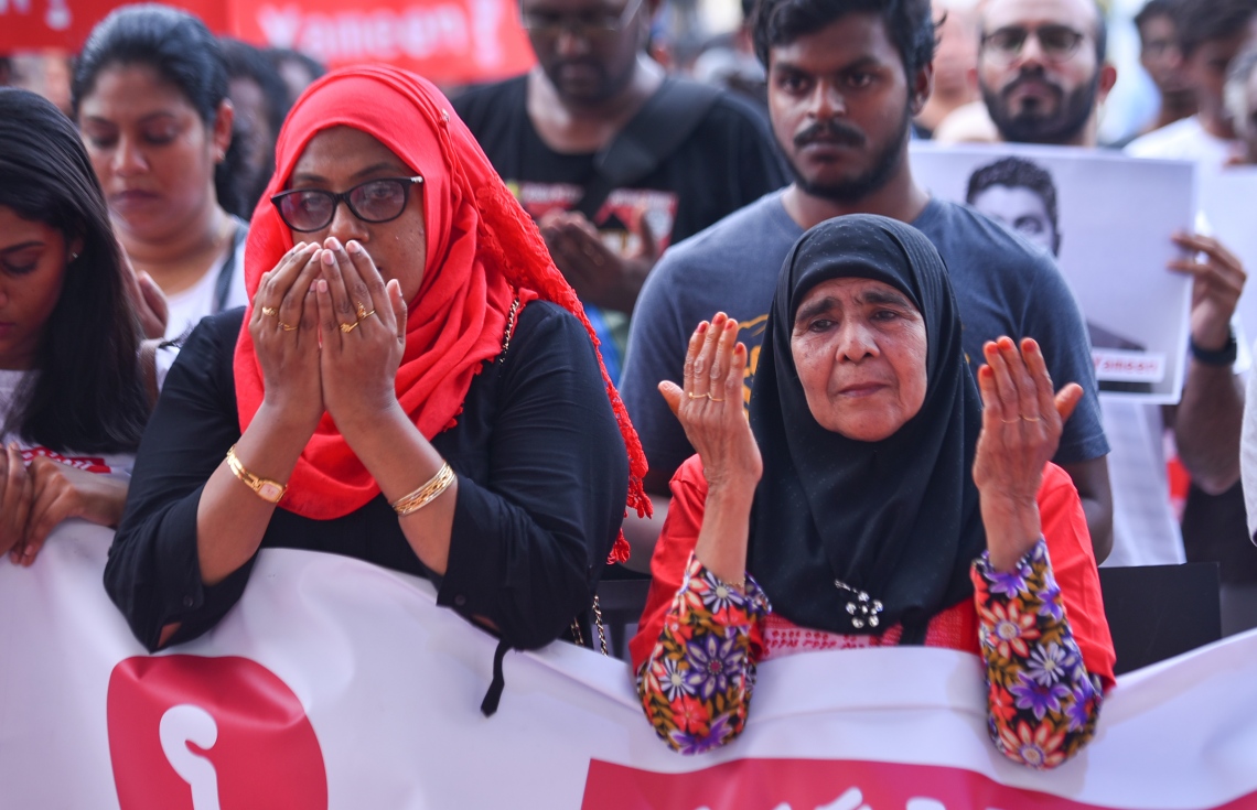 މޭ 23، 2017- އޭޕްރީލް 22 ވަނަ ދުވަހުގެ ރޭ އަނިޔާވެރި ގޮތަކަށް މަރާލި ޔާމީން ރަޝީދުގެ މަރަށް އެއް މަސް ފުރުން ފާހަގަކުރުމަށް އޭނާގެ އާއިލާ އާއި ހެޔޮއެދޭ ފަރާތްތަކުން ބޭއްވި އެއްވުމުގައި ޔާމީންގެ މަންމަ (ވ) އަދި ގެއްލިފައިވާ ނޫސްވެރިޔާ ރިލްވާންގެ މަންމަ ދުއާ އަށް އަތްނަގައިގެން: ސ. ފޭދޫ އަށް އުފަން ޔާމީން މަރާލާފައިވާއިރު އޭނާގެ އެންމެ ގާތް އެކުވެރިޔާ ރިލްވާން ގެއްލިފައިވާތާ ދެ އަހަރަށް ވުރެ ގިނަ ދުވަސް ވަނީ ވެފައި. ރިލްވާންގެ ވަގަށް ނެގި ބައެއް މިއަދާ ހަމައަށް ވެސް ހޯދިފައެއް ނެތް.---ހުސައިން ވަހީދު/މިހާރު