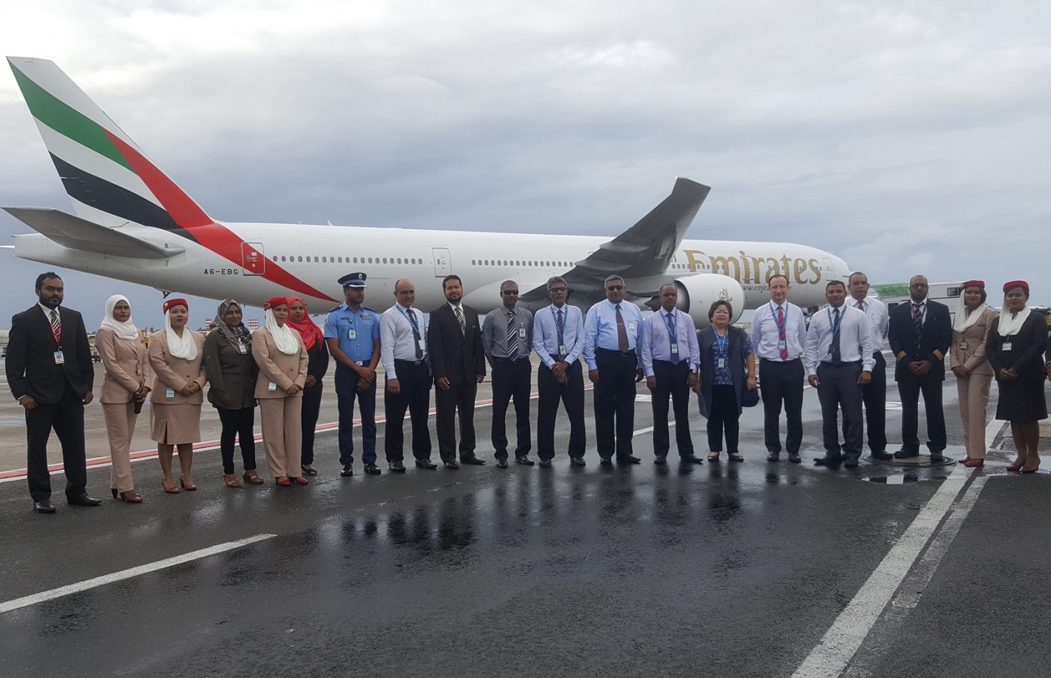 އެމިރޭޓްސްއިން ރާއްޖެއަށް ދަތުރުތައް ފެށިތާ 30 އަހަރު ފުރުން ފާހަގަކުރުމުގެ ގޮތުން މިއަދު ހެނދުނު ބޭއްވި ރަސްމިއްޔާތުގައި އެމިރޭޓްސް އާއި އެމްއޭސީއެލްގެ އިސް ވެރިން ފޮޓޯއަކަށް ހުއްޓިގެން --ފޮޓޯ: އެމްއޭސީއެލް