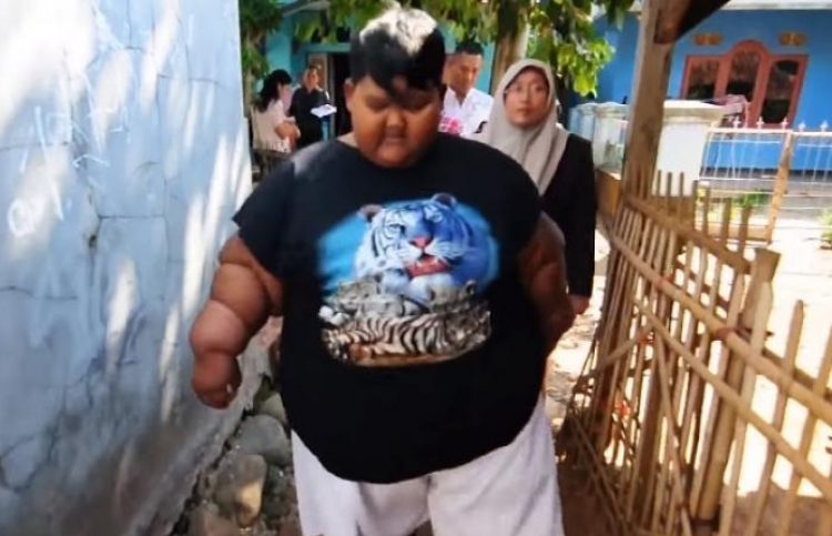 އުމުރުން 10 އަހަރު، ބަރުދަނަކީ 180 ކިލޯ