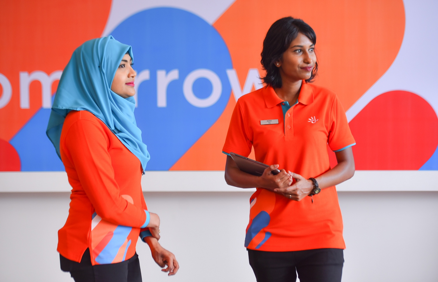 ދިރާގުގެ ދެ މުވައްޒަފަކު ހެޑް އޮފީހުގައި: ދިރާގުގެ ބްރޭންޑާއެކު މުވައްޒަފުންގެ ޔުނިފޯމް ވެސް ވަނީ ބަދަލުވެފައި.