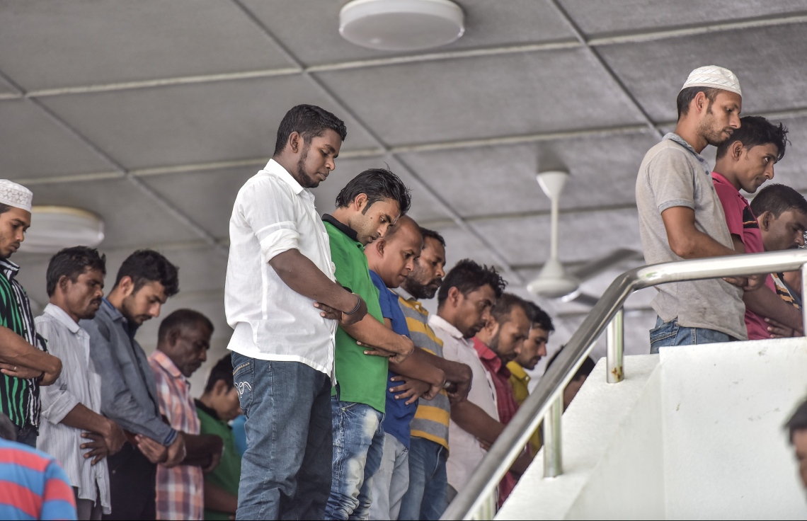 މާލެ: މޭ 27، 2017- މުލަރޯދަ ދުވަހު އިސްލާމީ މަރުކަޒުގައި މެންދުރު ނަމާދު ކުރަނީ.---މިހާރު ފޮޓޯ: ނިޝާން އަލީ