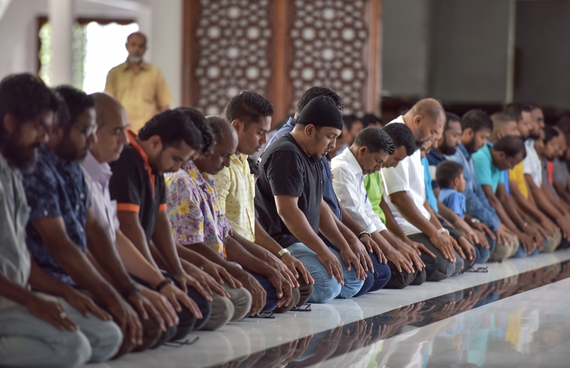 މާލެ: މޭ 27، 2017- މުލަރޯދަ ދުވަހު އިސްލާމީ މަރުކަޒުގައި މެންދުރު ނަމާދު ކުރަނީ.---މިހާރު ފޮޓޯ: ނިޝާން އަލީ