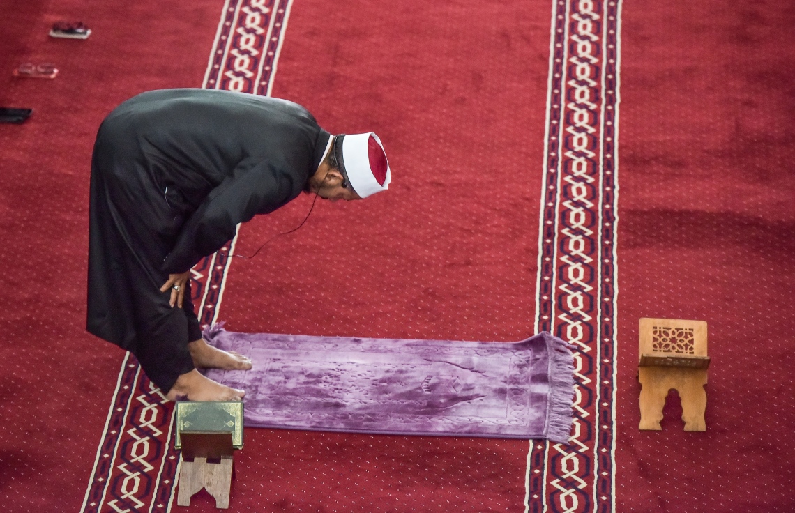 މާލެ: މޭ 27، 2017- މުލަރޯދަ ދުވަހު އިސްލާމީ މަރުކަޒުގައި އިމާމު މީހާ އިސްވެ މެންދުރު ނަމާދު ކުރަނީ.---މިހާރު ފޮޓޯ: ނިޝާން އަލީ