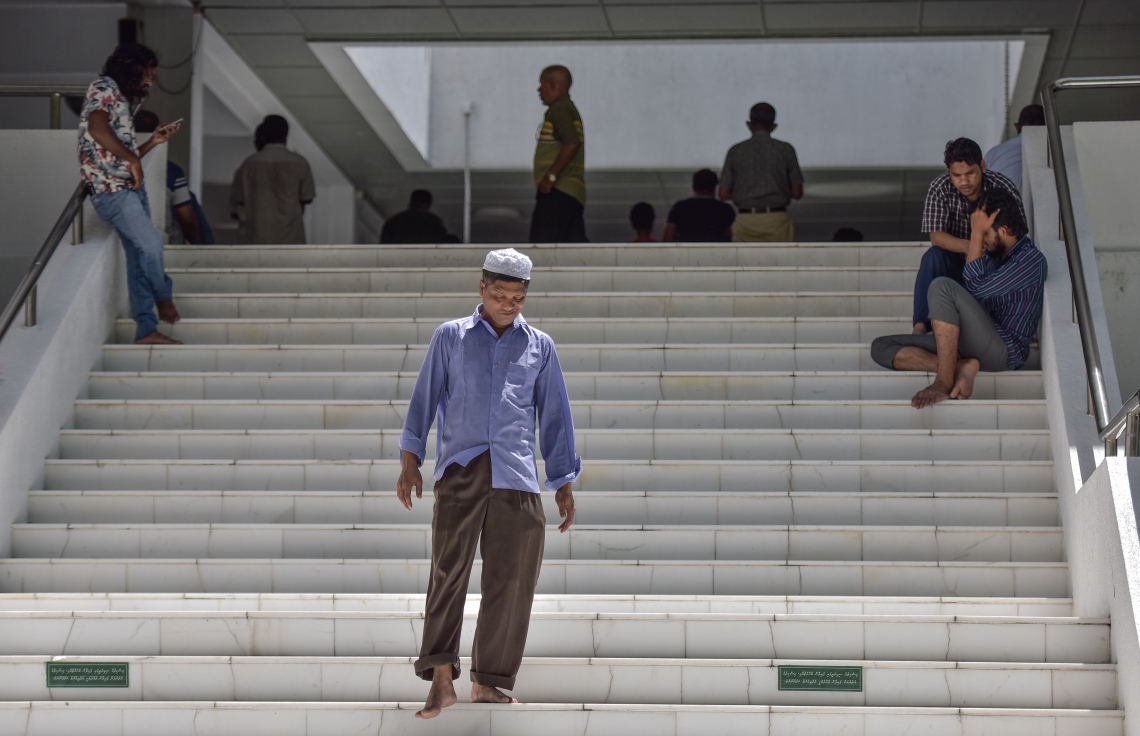 މާލެ: މޭ 27، 2017- މުލަރޯދަ ދުވަހު ނަމާދަށް ފަހު އިސްލާމީ މަރުކަޒުން މީހަކު ފައިބަނީ.---މިހާރު ފޮޓޯ: ނިޝާން އަލީ