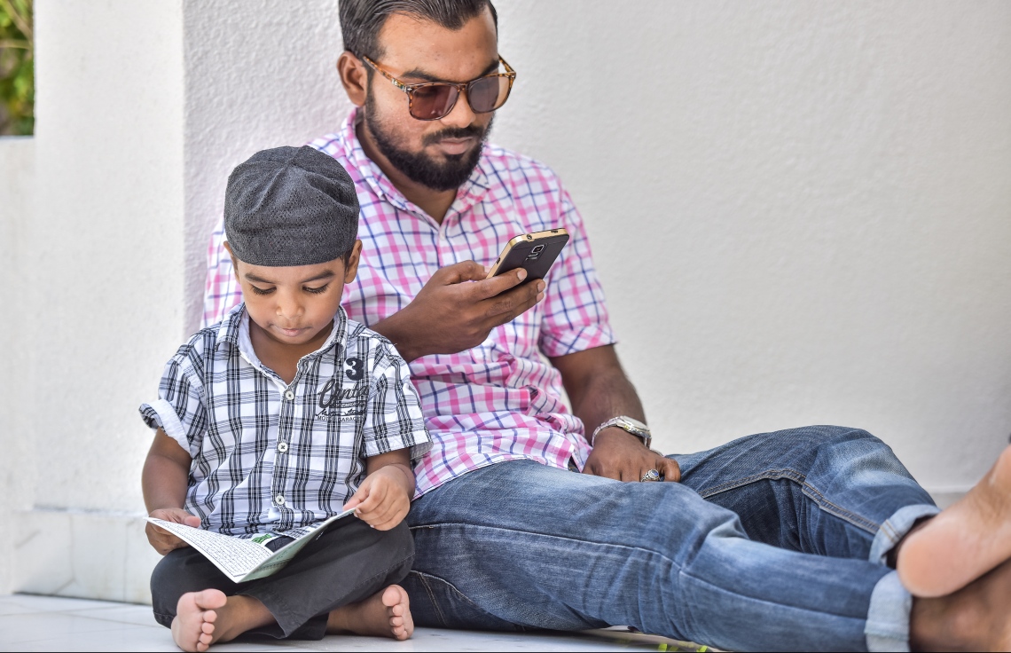 މާލެ: މޭ 27، 2017- މުލަރޯދަ ދުވަހު އިސްލާމީ މަރުކަޒުގައި ކުޑަކުއްޖަކާއި އޭނާގެ ބެލެނިވެރިޔާ ގުރުއާން ކިޔަވަނީ.---މިހާރު ފޮޓޯ: ނިޝާން އަލީ