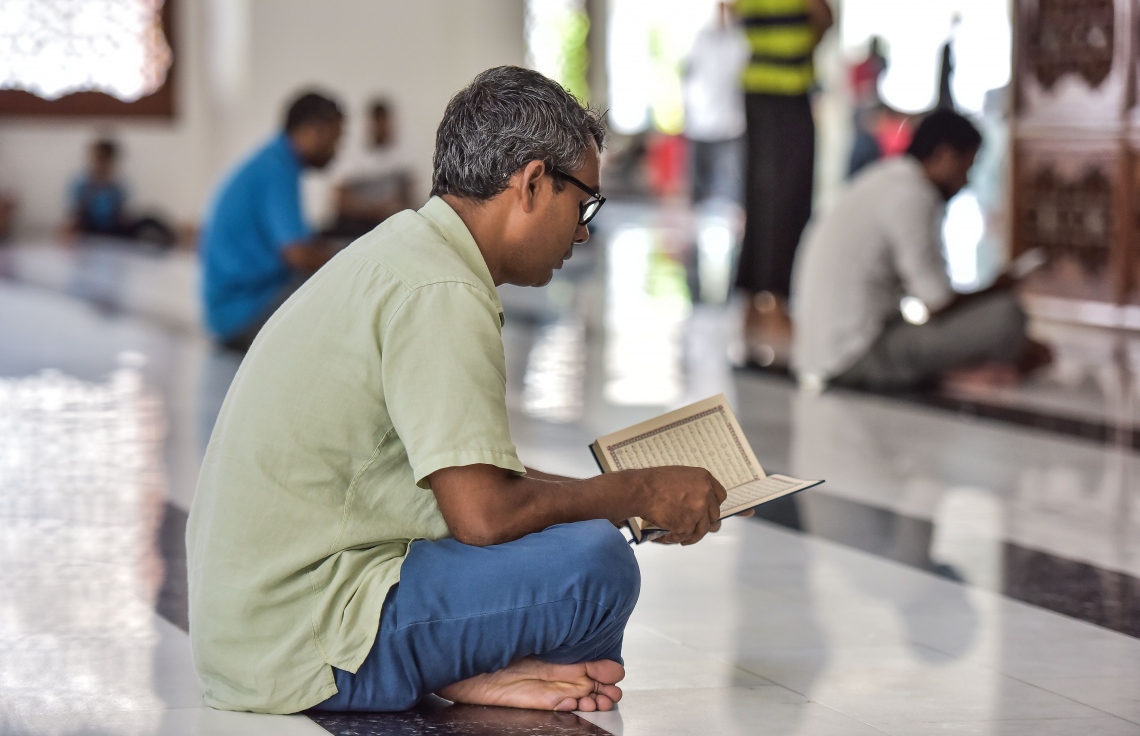 މާލެ: މޭ 27، 2017- މުލަރޯދަ ދުވަހު އިސްލާމީ މަރުކަޒުގައި މީހަކު ގުރުއާން ކިޔަވަނީ.---މިހާރު ފޮޓޯ: ނިޝާން އަލީ