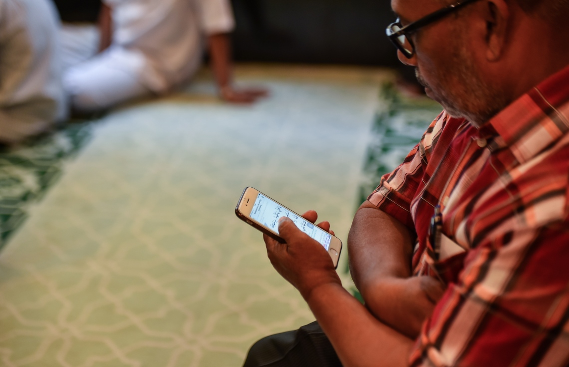 މާލެ: މޭ 27، 2017- ނޫރު މިސްކިތުގައި މީހަކު ފޯނު ބަަލައިގެން ގުރުއާން ކިޔަވަނީ.---މިހާރު ފޮޓޯ: ހުސައިން ވަހީދު