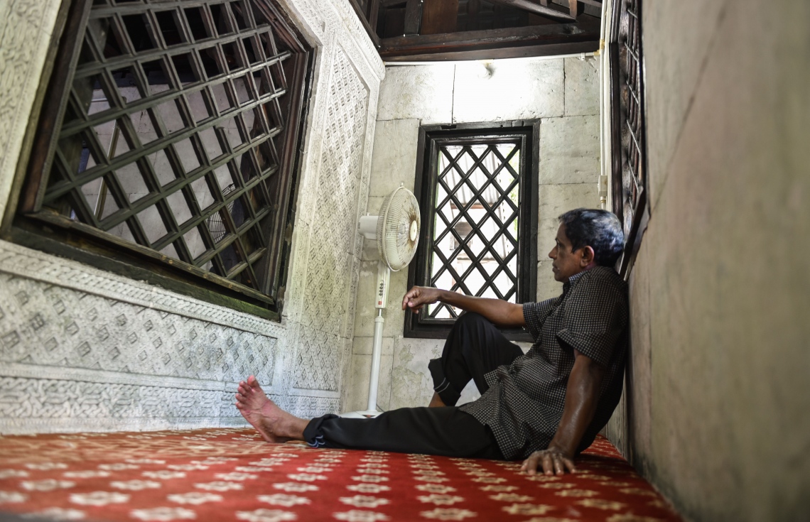 މާލެ: މޭ 27، 2017- މުލަރޯދަ ދުވަހު މީހަކު މިސްކިތެއްގައި ޒިކްރު ކުރުމުގައި ވަގުތު ހޭދަކުރަނީ: ރޯދަމަހާ އެކު ދީނީ ކަންކަމަށް ދޭ ސަމާލުކަން އަބަދުވެސް ވަރަށް ބޮޑު.---މިހާރު ފޮޓޯ: ހުސެއިން ވަހީދު