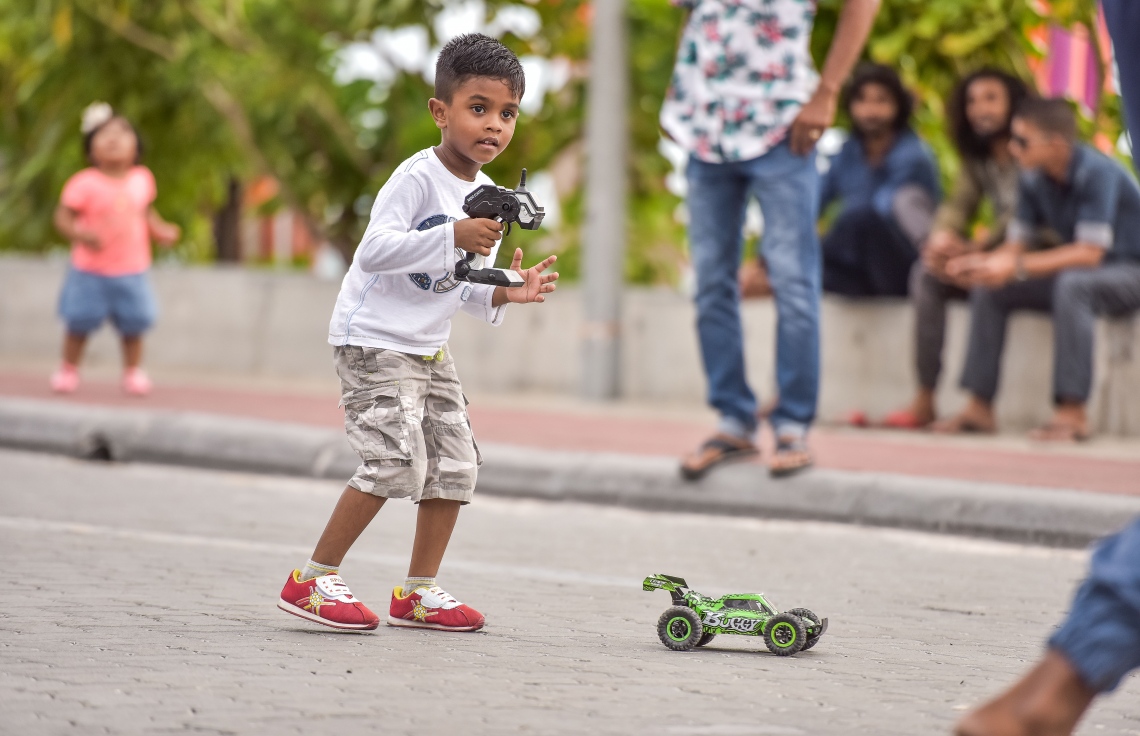 މާލެ، މޭ 27، 2017- މި އަހަރުގެ ރޯދަމަހުގެ ފުރަތަމަ ދުވަހު ރޯދަ ކުރުކޮށްލުމަށްޓަކައި ކުޑަކުއްޖަކު ރަސްފަންނު ސަރަހައްދުގައި ރިމޯޓް ކާރެއް ދުއްވަނީ: ރޯދަމަހުގެ ހަވީރުގެ ވަގުތުގައި މި ސަރަހައްދަށް ދުއްވާ އެއްޗެހި ވަނުން ވަނީ މަނާކޮށްފައި.---މިހާރު ފޮޓޯ: ނިޝާން އަލީ