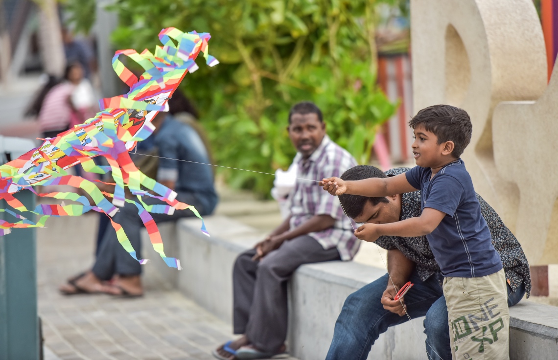 މާލެ، މޭ 27، 2017- މި އަހަރުގެ ރޯދަމަހުގެ ފުރަތަމަ ދުވަހު ރޯދަ ކުރުކޮށްލުމަށްޓަކައި ކުޑަކުއްޖަކު ރަސްފަންނު ސަރަހައްދުގައި މަޑިއަރުވަނީ: މިއީ ކޮންމެ ރޯދަމަހެއްގެ ހަވީރު މާލެ އިން އާންމުކޮށް ފެންނަ މަންޒަރެއް.---މިހާރު ފޮޓޯ: ނިޝާން އަލީ