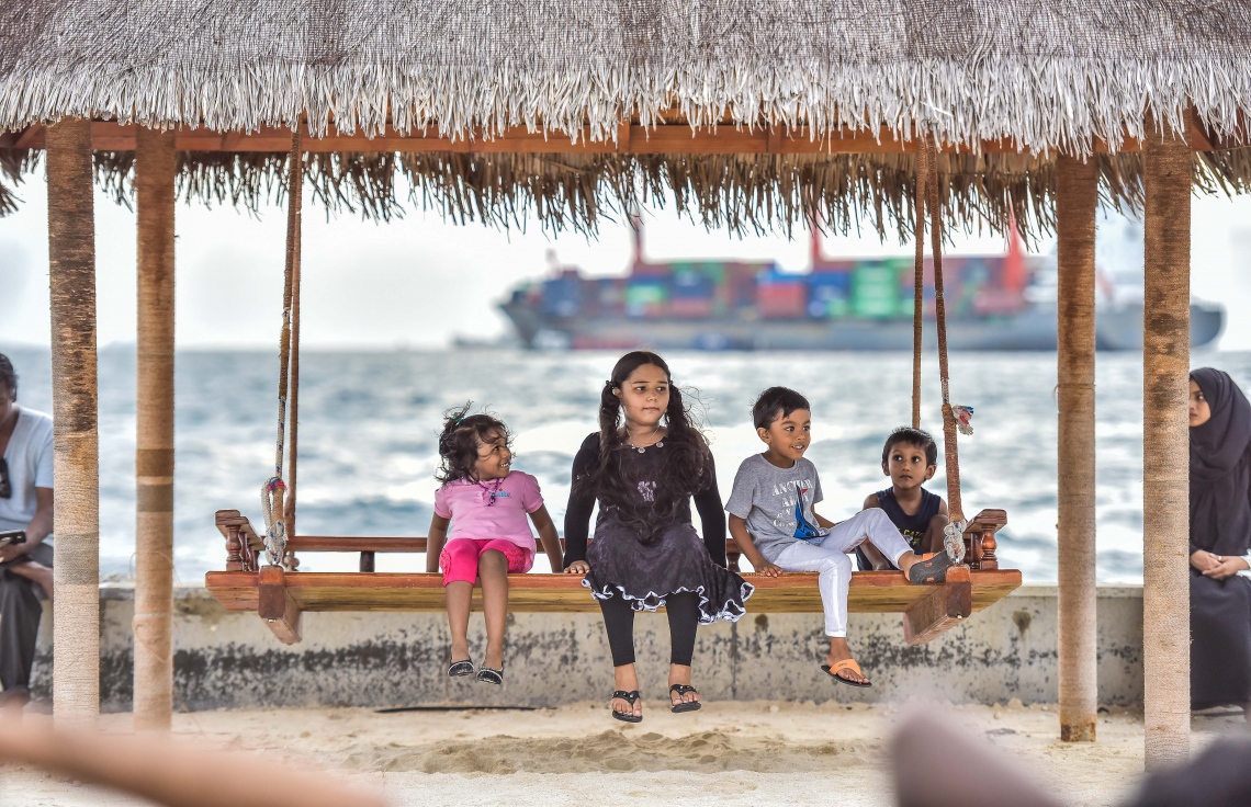 މާލެ، މޭ 27، 2017- މި އަހަރުގެ ރޯދަމަހުގެ ފުރަތަމަ ދުވަހު ރޯދަ ކުރުކޮށްލުމަށްޓަކައި ކުޑަކުދިންތަކެއް ރަސްފަންނު ސަރަހައްދުގައި އުނދޯލި ހެއްލަނީ: ގިނަ އަދަދެއްގެ ކުޑަކުދިން ރޯދަމަހުގެ ހަވީރުގެ ވަގުތުގައި ރަސްފަންނު ސަރަހައްދުގައި އުޅޭނެތީ، އެ ގަޑިތަކުގައި އެ ސަރަހައްދަށް ދުއްވާ އެއްޗެހި ވަނުން ވަނީ މަނާކޮށްފައި.---މިހާރު ފޮޓޯ: ނިޝާން އަލީ