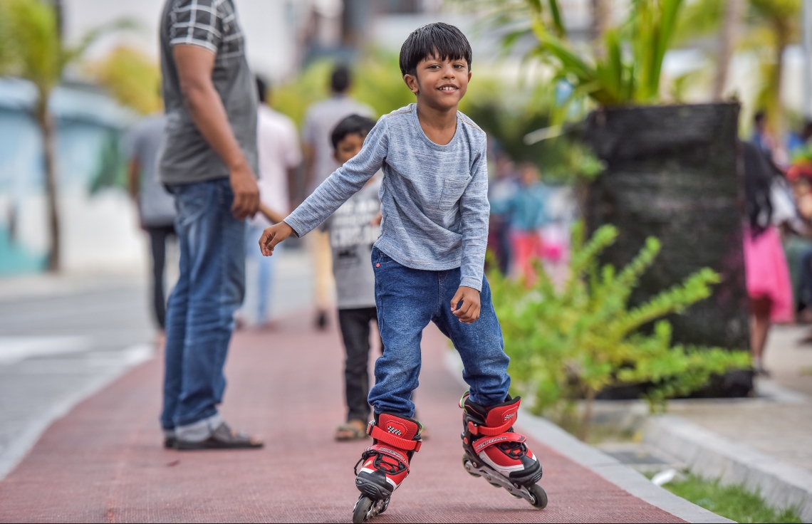 މާލެ، މޭ 27، 2017- މި އަހަރުގެ ރޯދަމަހުގެ ފުރަތަމަ ދުވަހު ރޯދަ ކުރުކޮށްލުމަށްޓަކައި ކުޑަކުއްޖަކު ރަސްފަންނު ސަރަހައްދުގައި ސްކޭޓް ކުރަނީ: ގިނަ އަދަދެއްގެ ކުޑަކުދިން ރޯދަމަހުގެ ހަވީރުގެ ވަގުތުގައި ރަސްފަންނު ސަރަހައްދުގައި އުޅޭނެތީ، އެ ގަޑިތަކުގައި އެ ސަރަހައްދަށް ދުއްވާ އެއްޗެހި ވަނުން ވަނީ މަނާކޮށްފައި.---މިހާރު ފޮޓޯ: ނިޝާން އަލީ