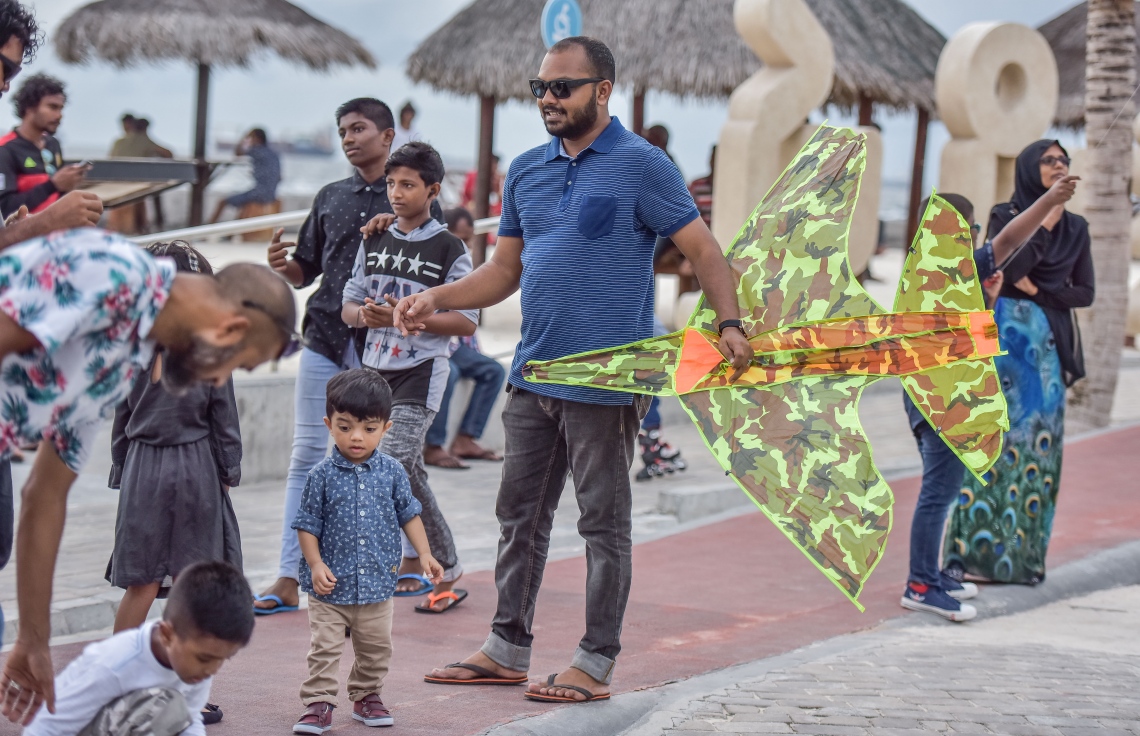 މާލެ، މޭ 27، 2017- މި އަހަރުގެ ރޯދަމަހުގެ ފުރަތަމަ ދުވަހު ރޯދަ ކުރުކޮށްލުމަށްޓަކައި ރަސްފަންނު ސަރަހައްދުގައި މަޑިއެރުވުމަށްޓަކައި ކުޑަކުދިންތަކަކަށް އެ ކުދިންގެ ބެލެނިވެރިން އެހީތެރިވަނީ: މިއީ ކޮންމެ ރޯދަމަހެއްގެ ހަވީރު މާލެ އިން އާންމުކޮށް ފެންނަ މަންޒަރެއް.---މިހާރު ފޮޓޯ: ނިޝާން އަލީ