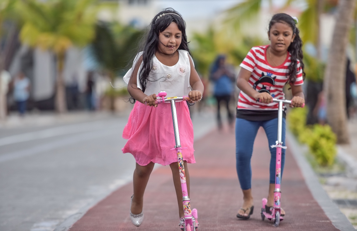 މާލެ، މޭ 27، 2017- މި އަހަރުގެ ރޯދަމަހުގެ ފުރަތަމަ ދުވަހު ރޯދަ ކުރުކޮށްލުމަށްޓަކައި ދެ ކުޑަކުއްޖަކު ރަސްފަންނު ސަރަހައްދުގައި ސްކޫޓާ ދުއްވަނީ.---މިހާރު ފޮޓޯ: ނިޝާން އަލީ