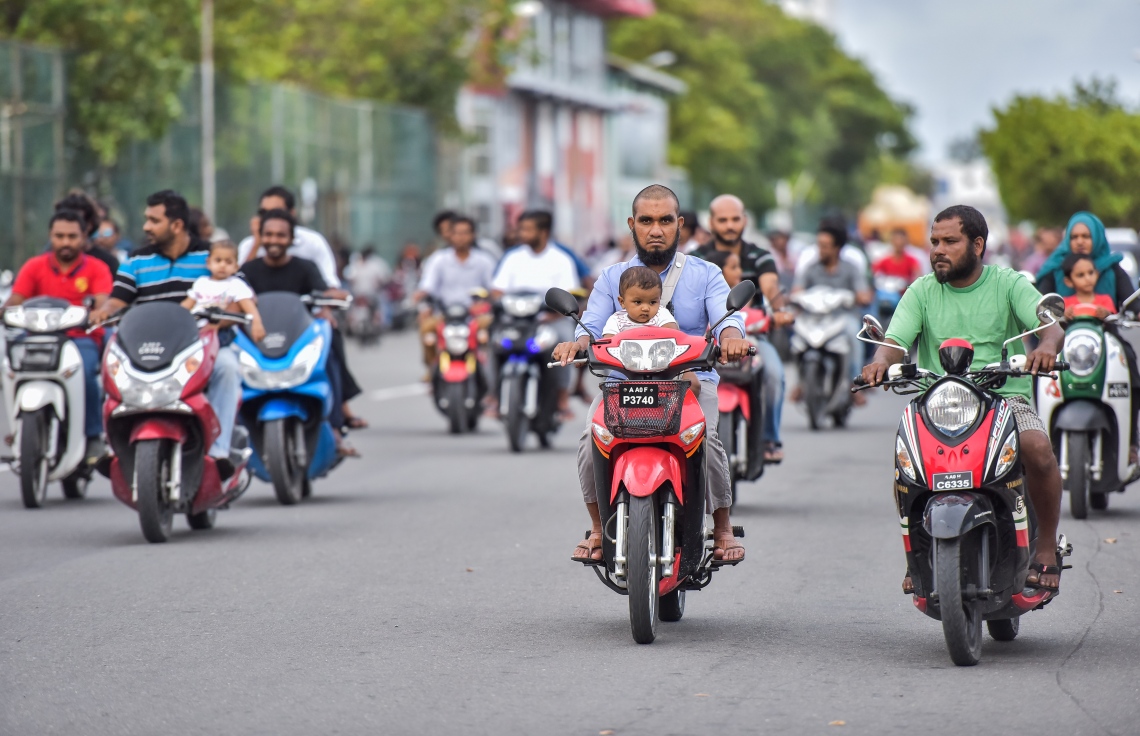 މާލެ، މޭ 27، 2017- މި އަހަރުގެ ރޯދަމަހުގެ ފުރަތަމަ ދުވަހު ރޯދަ ކުރުކޮށްލުމަށްޓަކައި ސައިކަލްތަކުގައި ދަނީ: ރޯދަމަހާ އެކު މާލޭގެ މަގުމަތި ވަނީ ހަލަބޮލިވެ، ހާއްސަކޮށް ހަވީރުގެ ވަގުތުގައި ޓްރެފިކަށް ބާރު ބޮޑުވެފައި.---މިހާރު ފޮޓޯ: ނިޝާން އަލީ