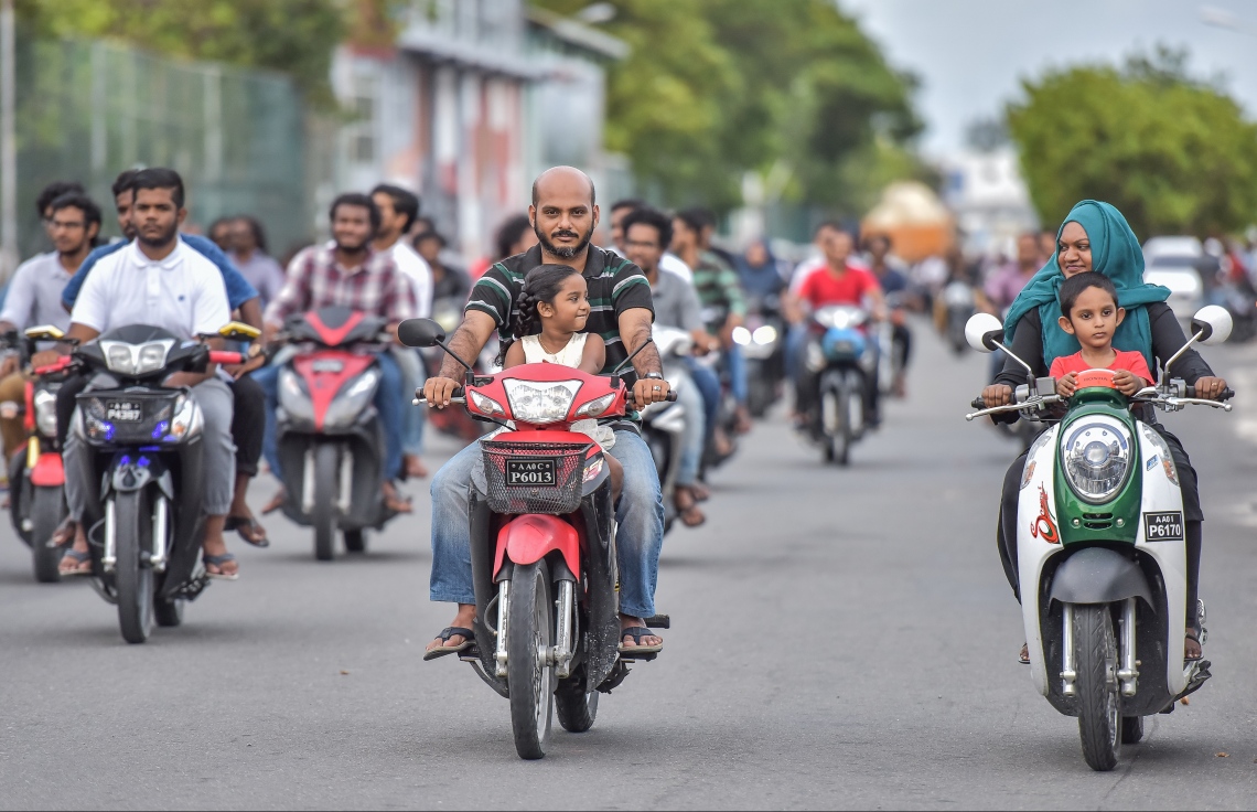 މާލެ، މޭ 27، 2017- މި އަހަރުގެ ރޯދަމަހުގެ ފުރަތަމަ ދުވަހު ރޯދަ ކުރުކޮށްލުމަށްޓަކައި ދެ މީހަކު ދެ ކުއްޖަކު ގޮވައިގެން ސައިކަލްގައި ދަނީ: ރޯދަ ކުރުކޮށްލުމަށްޓަކައި ކުޑަކުދިން ގޮވައިގެން ދުއްވާލަން ދިއުމަކީ މާލޭގައި އާންމު މަންޒަރެއް.---މިހާރު ފޮޓޯ: ނިޝާން އަލީ