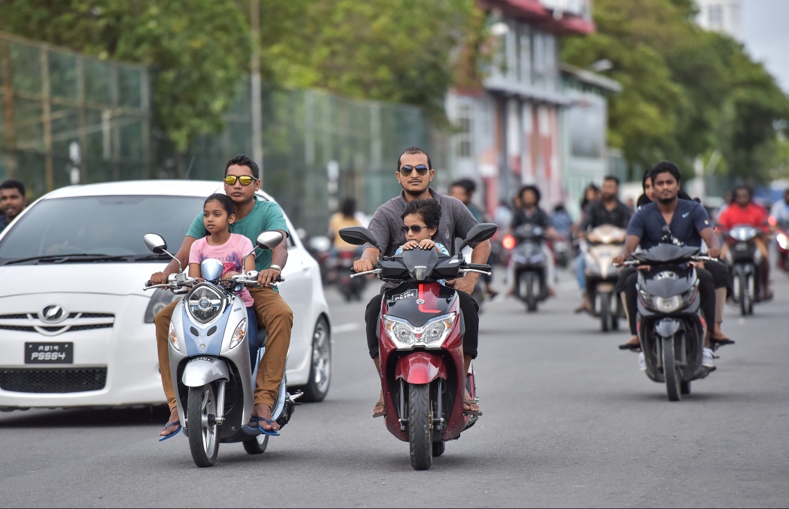 މާލެ، މޭ 27، 2017- މި އަހަރުގެ ރޯދަމަހުގެ ފުރަތަމަ ދުވަހު ރޯދަ ކުރުކޮށްލުމަށްޓަކައި ދެ މީހަކު ދެ ކުއްޖަކު ގޮވައިގެން ސައިކަލްގައި ދަނީ: ރޯދަ ކުރުކޮށްލުމަށްޓަކައި ކުޑަކުދިން ގޮވައިގެން ދުއްވާލަން ދިއުމަކީ މާލޭގައި އާންމު މަންޒަރެއް.---މިހާރު ފޮޓޯ: ނިޝާން އަލީ