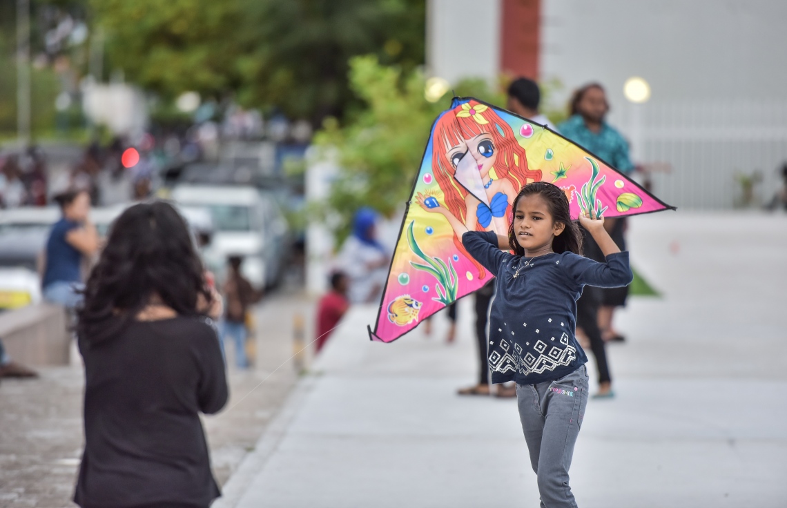 މާލެ، މޭ 27، 2017- މި އަހަރުގެ ރޯދަމަހުގެ ފުރަތަމަ ދުވަހު ރޯދަ ކުރުކޮށްލުމަށްޓަކައި ކުޑަކުއްޖަކު މަޑިއަރުވަނީ: މިއީ ކޮންމެ ރޯދަމަހެއްގެ ހަވީރު މާލެ އިން އާންމުކޮށް ފެންނަ މަންޒަރެއް.---މިހާރު ފޮޓޯ: ނިޝާން އަލީ