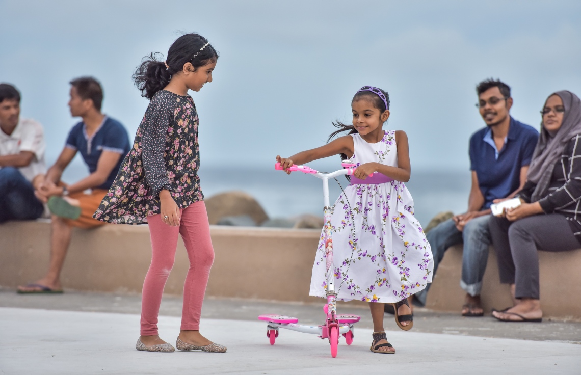 މާލެ، މޭ 27، 2017- މި އަހަރުގެ ރޯދަމަހުގެ ފުރަތަމަ ދުވަހު ރޯދަ ކުރުކޮށްލުމަށްޓަކައި ކުޑަކުއްޖަކު ޓްއިސިކަލެއް ދުއްވަނީ: ޓްއިސިކަލް ދުއްވުމަކީ ފަހަކަށް އައިސް މާލޭގައި ވަރަށް ބޮޑަށް އާންމު ވަމުން އަންނަ ޓްރެންޑެއް.---މިހާރު ފޮޓޯ: ނިޝާން އަލީ