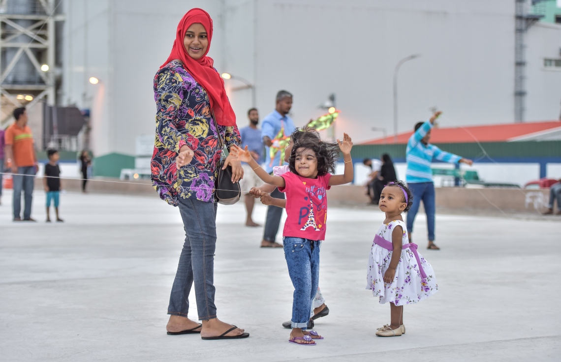 މާލެ، މޭ 27، 2017- މި އަހަރުގެ ރޯދަމަހުގެ ފުރަތަމަ ދުވަހު ރޯދަ ކުރުކޮށްލުމަށްޓަކައި ކުޑަކުދިންތަކެއް އުސްފަސްގަނޑު ސަރަހައްދުގައި މަޑިއަރުވަނީ: މިއީ ކޮންމެ ރޯދަމަހެއްގެ ހަވީރު މާލެ އިން އާންމުކޮށް ފެންނަ މަންޒަރެއް.---މިހާރު ފޮޓޯ: ނިޝާން އަލީ