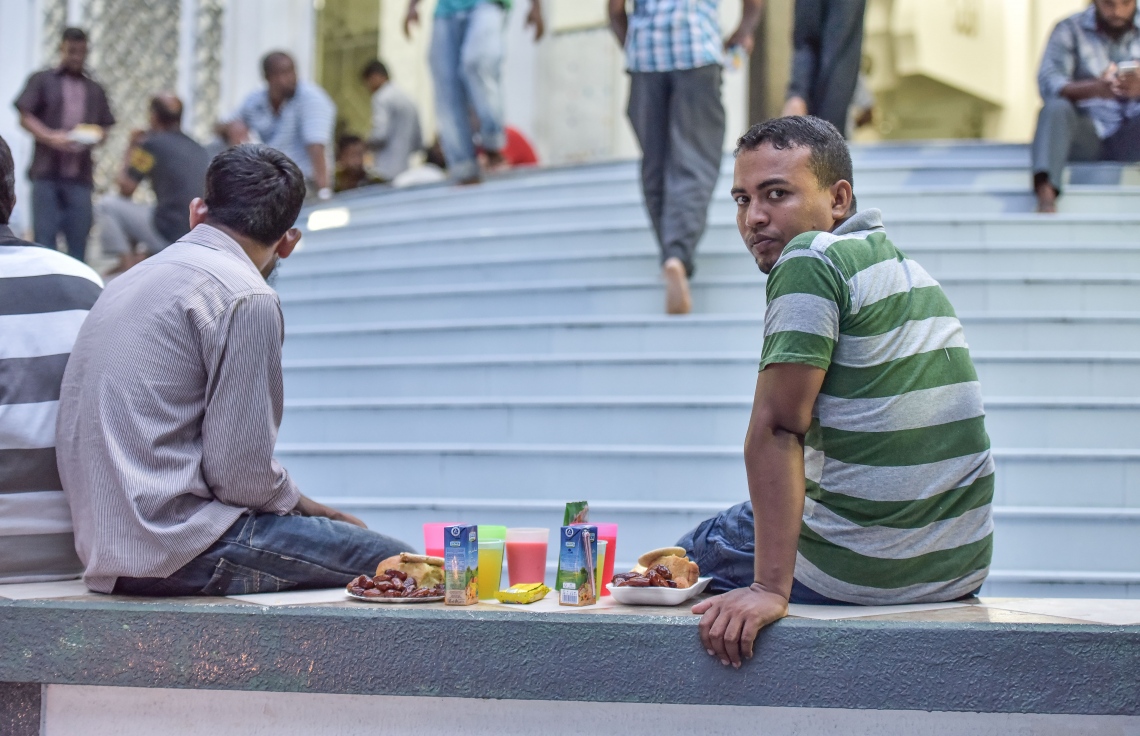 މާލެ، މޭ 27، 2017- މި އަހަރުގެ ރޯދަމަހުގެ ފުރަތަމަ ދުވަހުގެ ރޯދަ ވީއްލުމަށް ތައްޔާރުވެގެން ދެ މީހަކު މިސްކިތެއްގެ ފާރުމަތީގައި އިށީނދެލައިގެން: މިސްކިތްތަކުން ރޯދަވީއްލުމަށް ގިނަ ބަޔަކު ކޮންމެ އަހަރަކު ވެސް ދާކަން ފާހަގަކުރެވޭ.--- ފޮޓޯ:ނިޝާން އަލީ/މިހާރު