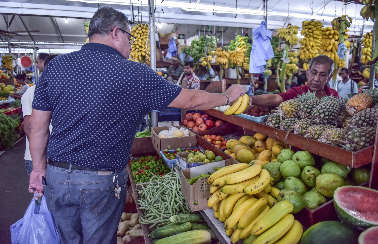 މާލޭގެ ލޯކަލް މާރުކޭޓުގައި ބަޔަކު ވިޔަފާރި ކުރަނީ: ރޯދަ މަހަށް ތަކެތީގެ އަގު އުފުލޭ މައްސަލަ ހައްލު ކުރުމަށް ވިޔަފާރިވެރިން ތެދުވަން ވެއްޖެ. -- މިހާރު ފޮޓޯ: ނިޝާން އަލީ