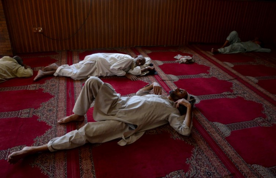 އަފްޣާނިސްތާން ބަޔަކު ރޯދަ ވީއްލުމުގެ ކުރިން މިސްކިތުގައި އޮށޯވެލައިގެން. --ފޮޓޯ:އޭއެފްޕީ