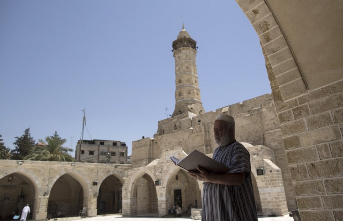 ގާޒާގެ މިސްކިތެއްގައި ފަލަސްތީނު މީހަކު ގުރުއާން ކިޔަވަނީ. --ފޮޓޯ:އޭއެފްޕީ