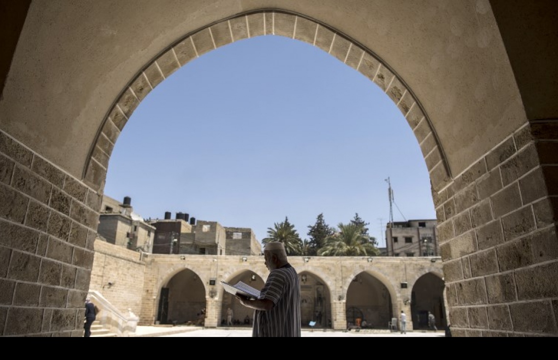 ގާޒާގެ މިސްކިތެއްގައި ފަލަސްތީނު މީހަކު ގުރުއާން ކިޔަވަނީ. --ފޮޓޯ:އޭއެފްޕީ