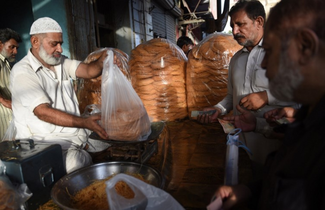 ޕާކިސްތާނުގެ ކަރާޗީގައި ފޮނި އެއްޗެހި ވިއްކަނީ. --ފޮޓޯ:އޭއެފްޕީ