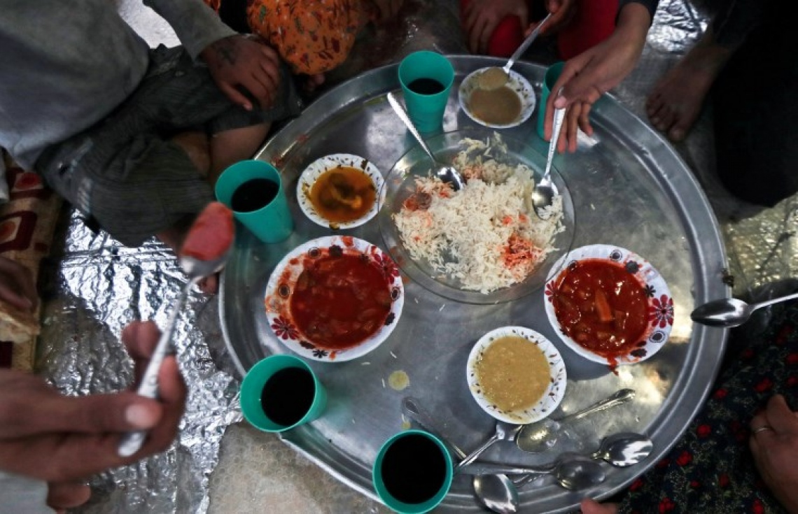 އިރާގުގެ މޫސަލްގެ އާއިލާއަކުން ރޯދަ ވީއްލަނީ. --ފޮޓޯ:އޭއެފްޕީ