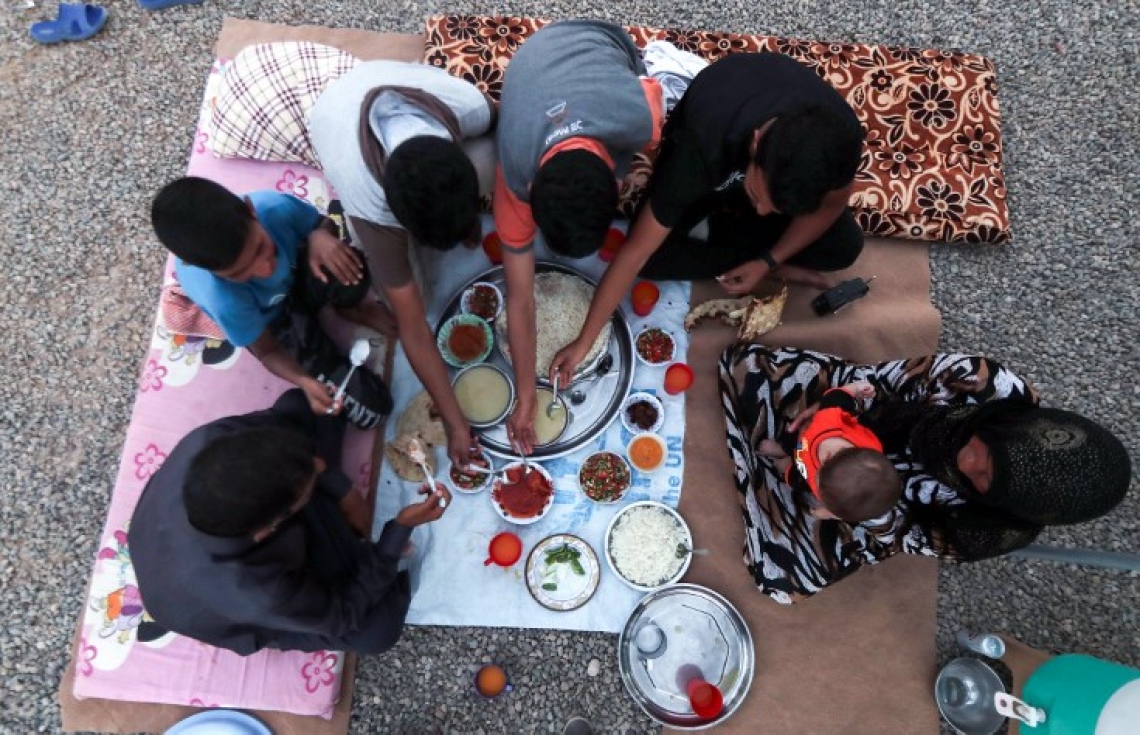 އިރާގުގެ މޫސަލްގެ އާއިލާއަކުން ރޯދަ ވީއްލަނީ. --ފޮޓޯ:އޭއެފްޕީ